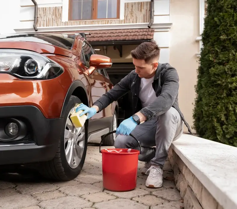 Lavage auto à domicile Le Perréon : professionnel intervenant sur un véhicule